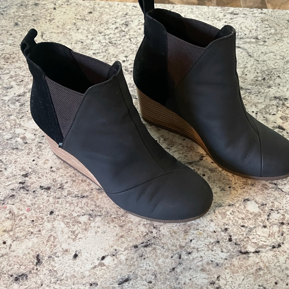 Toms Kelsey Wedge, black leather, size 9, wore once